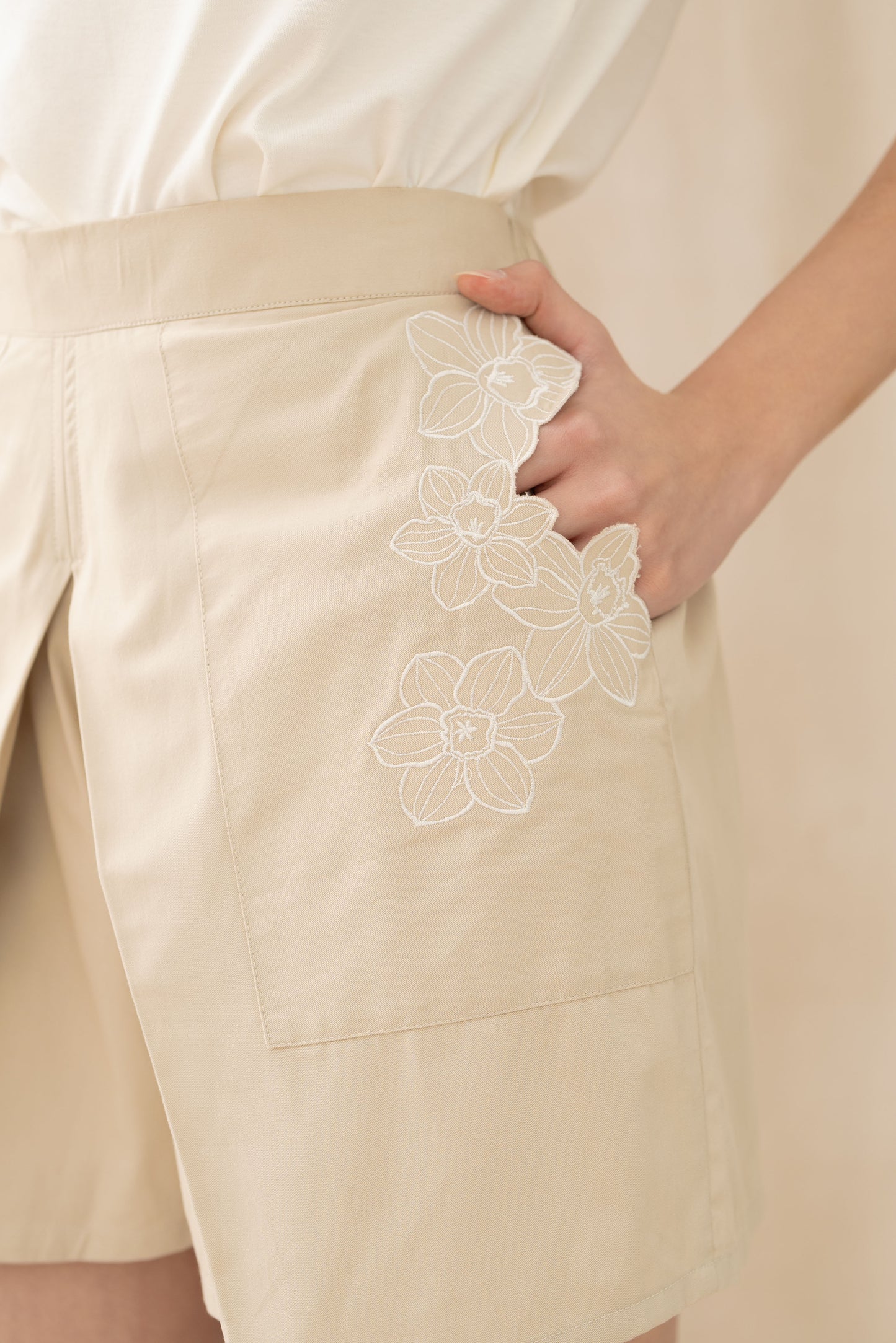 Essence Short With Embroidery