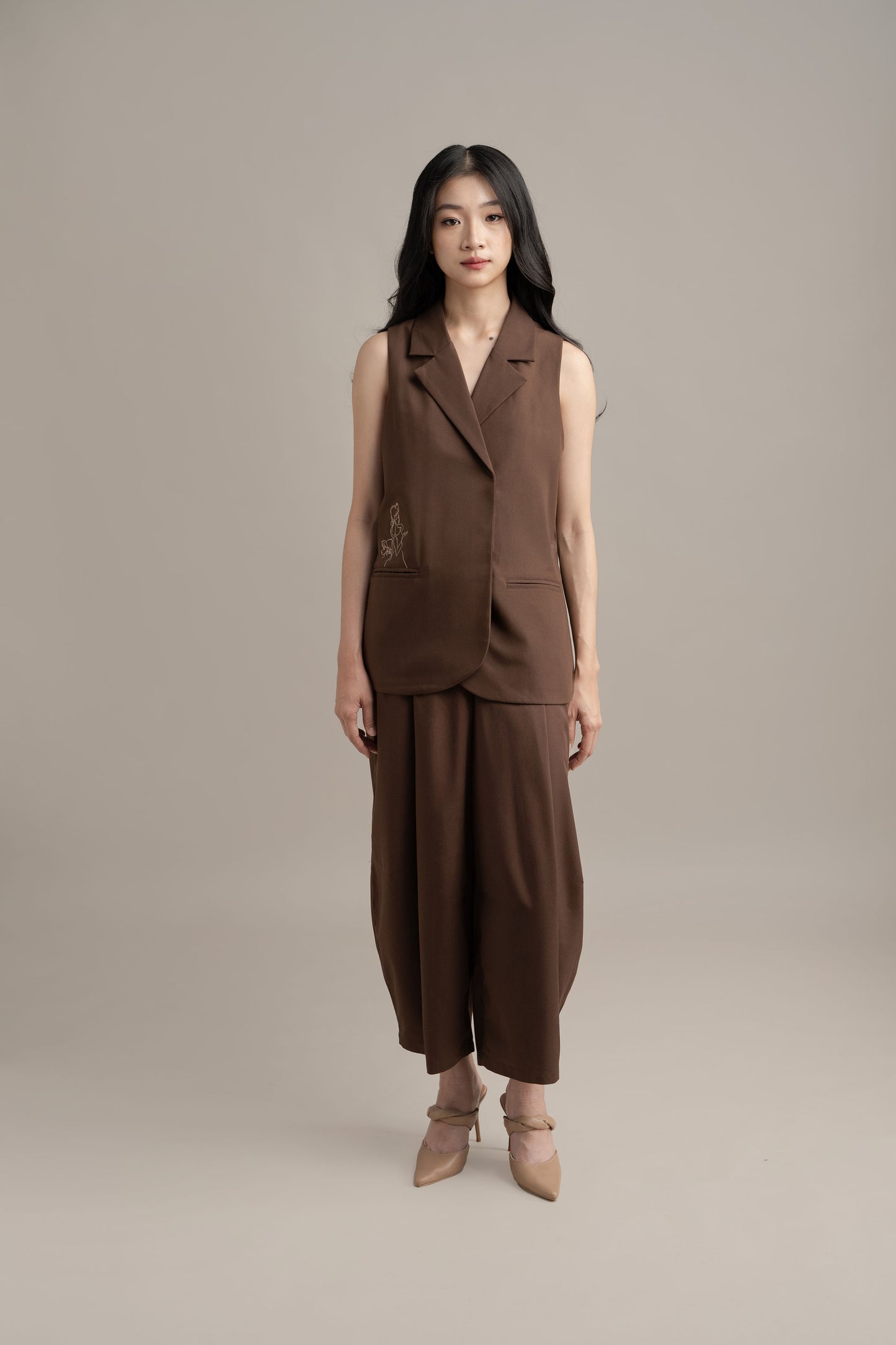 Cinderella Embroidery Vest In Toffee