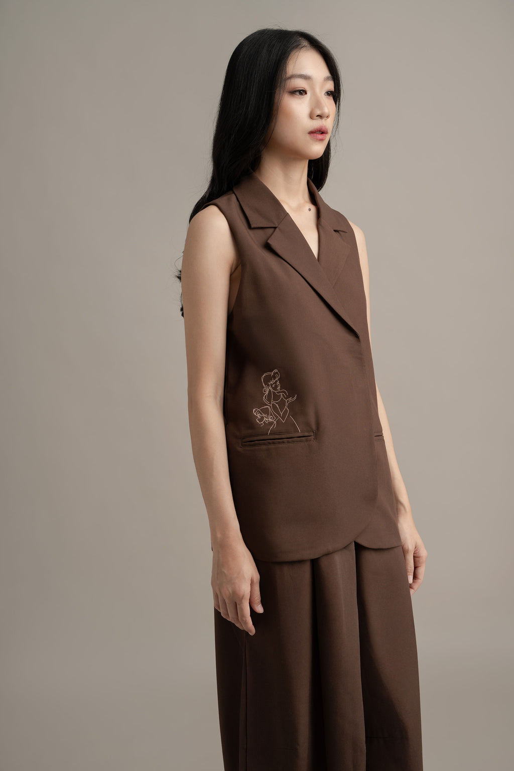 Cinderella Embroidery Vest In Toffee