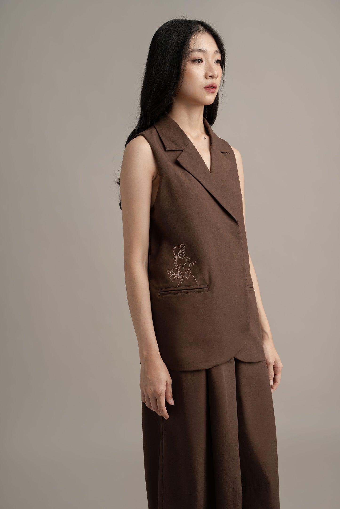 Cinderella Embroidery Vest In Toffee