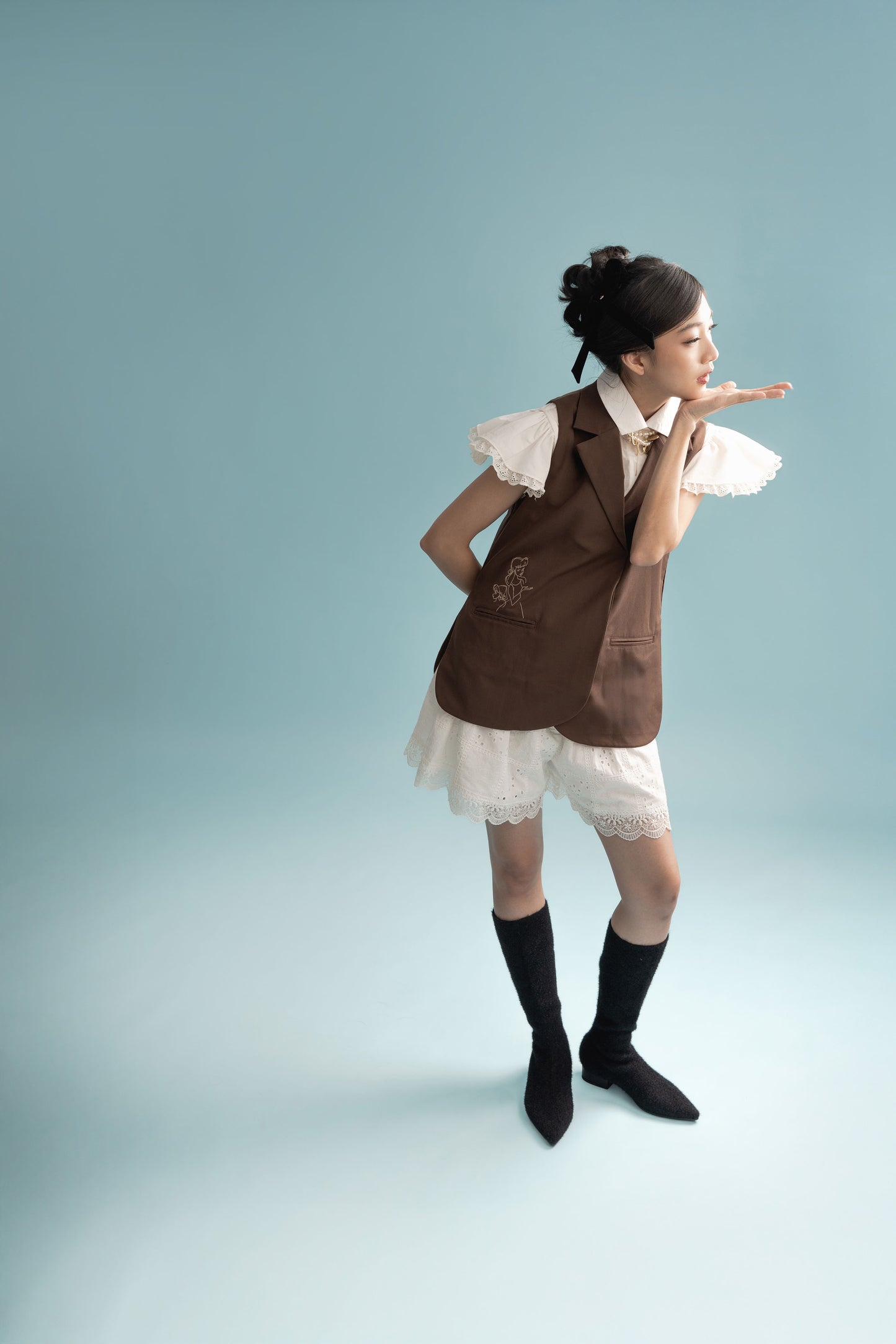 Cinderella Embroidery Vest In Toffee