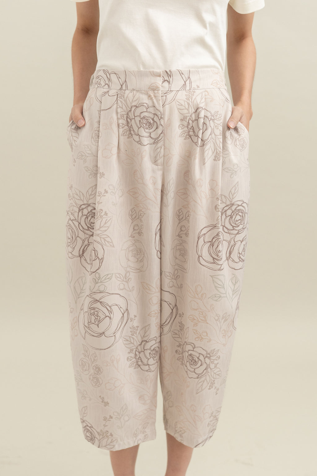 Bouquet Pattern Barrel Pants in Cream