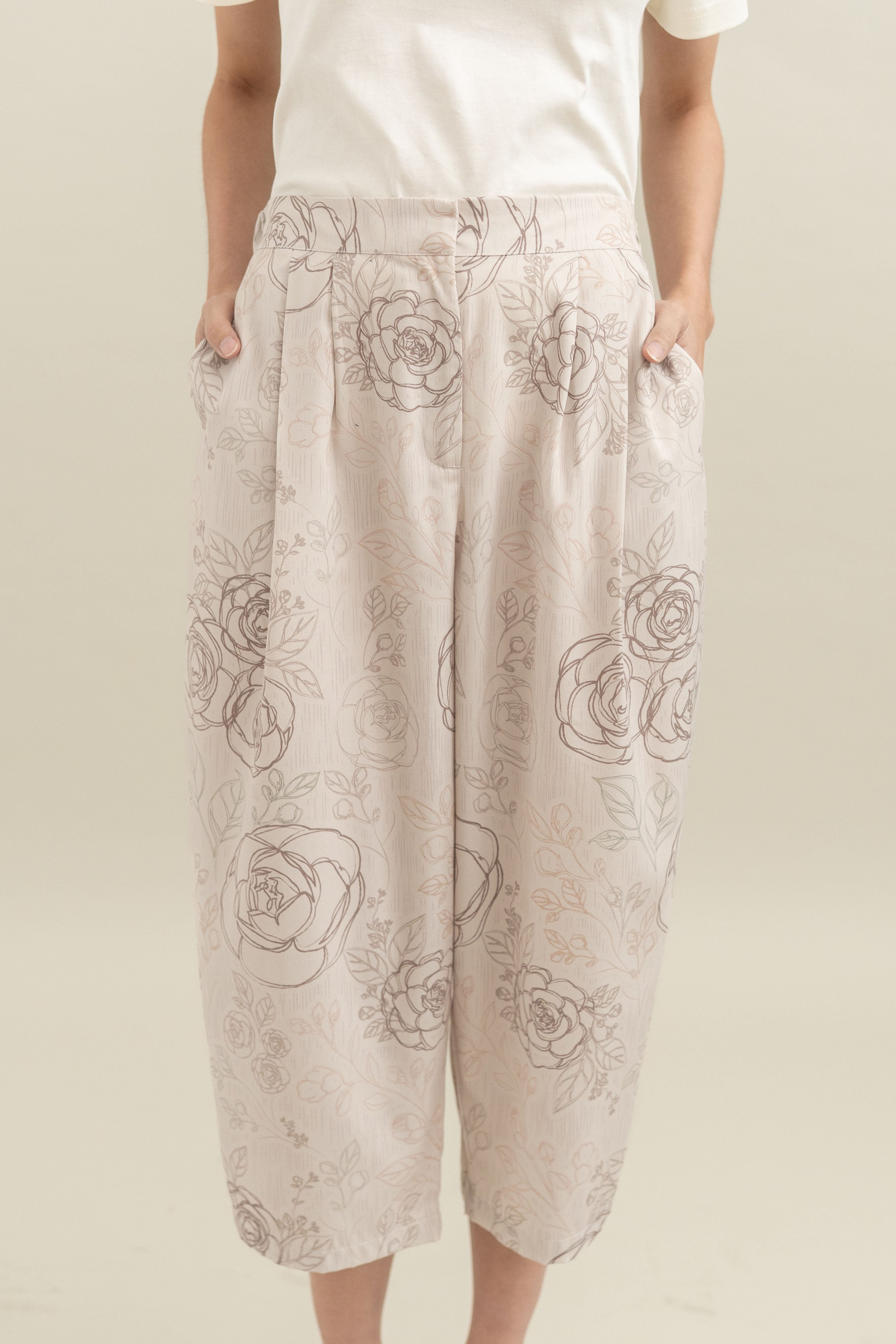 Bouquet Pattern Barrel Pants in Cream
