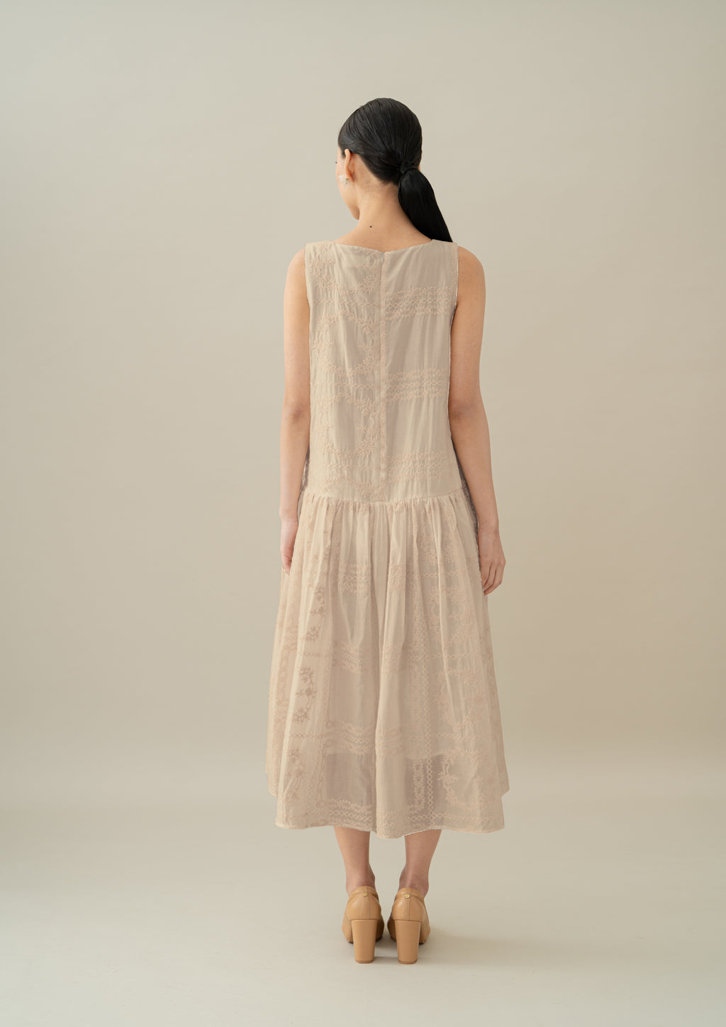 Lembayung Embroidery Sleeveless Dress in Sand