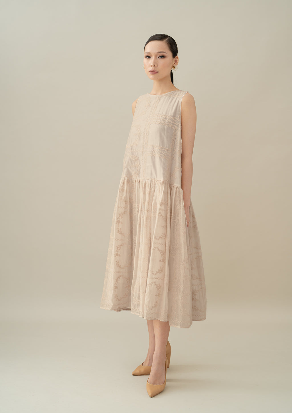 Lembayung Embroidery Sleeveless Dress in Sand