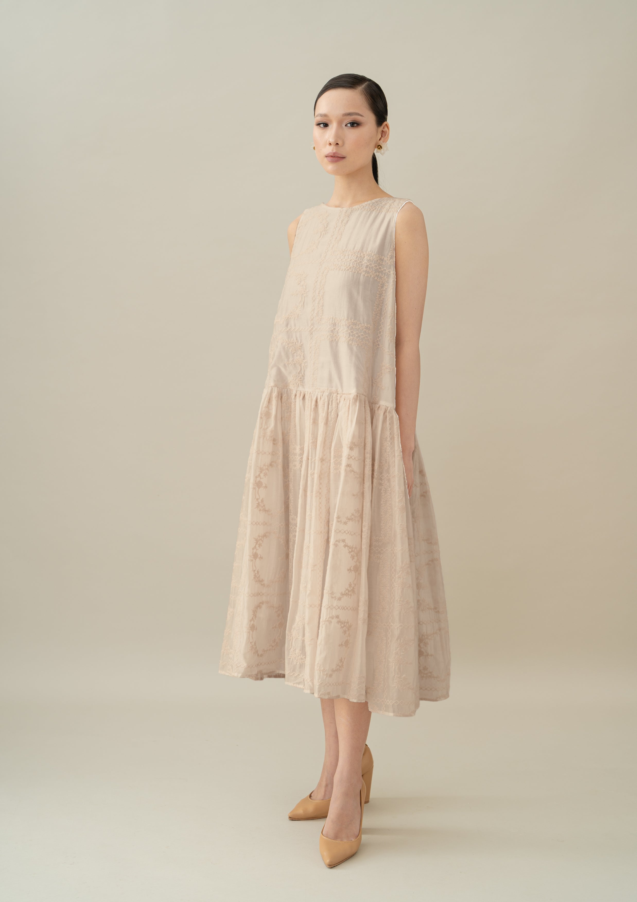 Lembayung Embroidery Sleeveless Dress in Sand